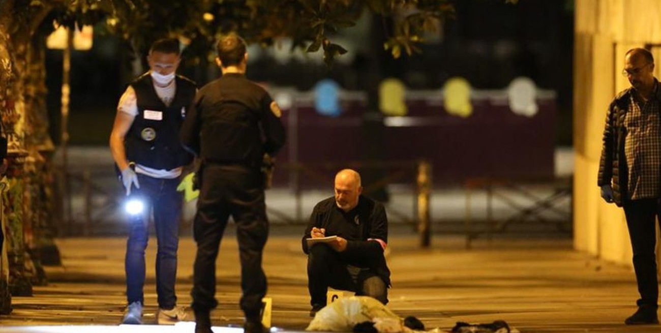 Otro ataque en París: un hombre hirió a siete personas en plena calle con un cuchillo