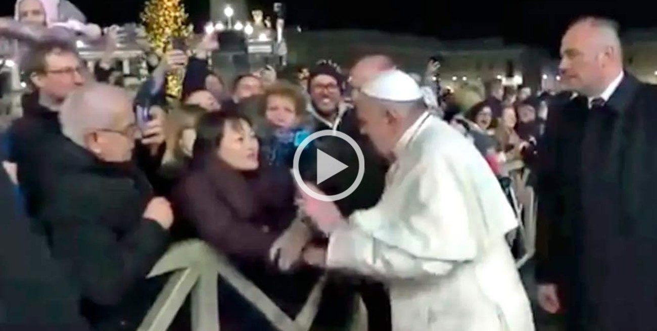 Video: el enojo del Papa Francisco ante una mujer que lo tironéo del brazo