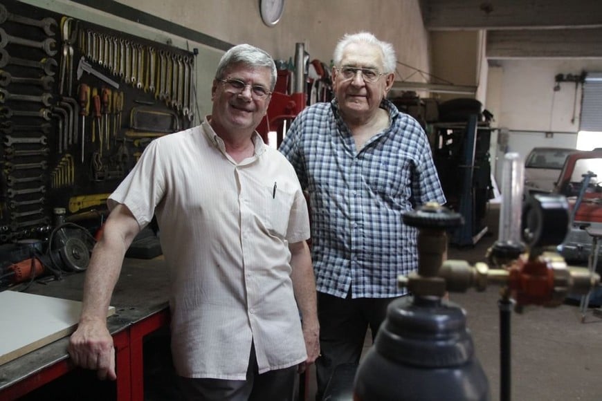 ELLITORAL_237719 |  Pablo Aguirre Viaje en el tiempo. Pecorari y Bagattin (izq. a der.) aún tienen fresca en sus memorias aquella época en que el transporte público urbano cambiaría para siempre la modernización de la ciudad.