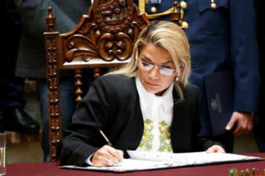 ELLITORAL_308959 |  Gentileza 224 días después de que Evo Morales dejara de ocupar el cargo de presidente, Jeanine Áñez promulgó finalmente la ley que establece una fecha para las ellecciones.