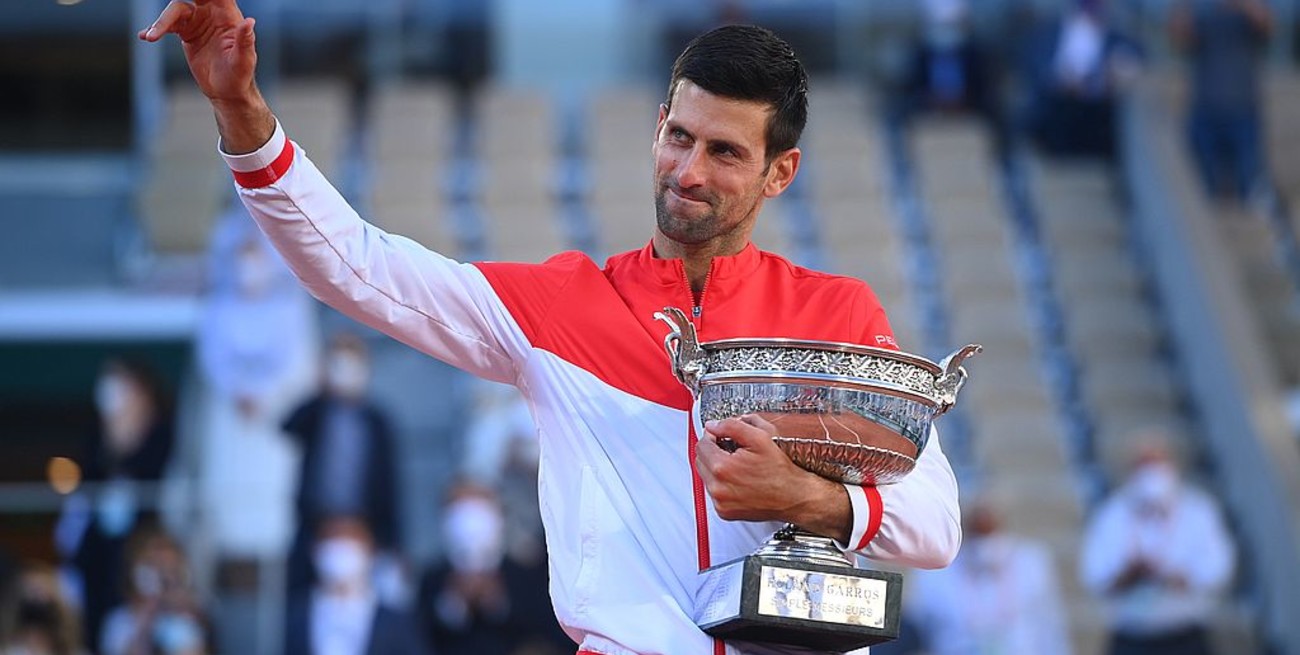 Djokovic levantó dos sets, venció a Tsitsipas y ganó su segundo Roland Garros