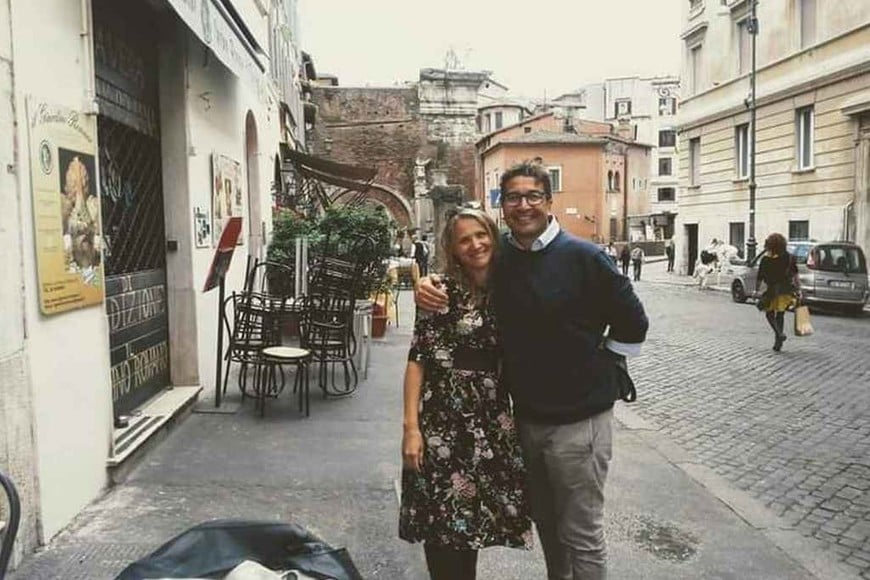ELLITORAL_412670 |  Gentileza Fornari con su marido, Emiliano Rosalia, en algún bello lugar de Roma. Juntos montaron el emprendimiento jurídico.