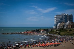 ELLITORAL_419615 |  Diego Izquierdo Miles de turistas y vecinos de la ciudad de Mar del Plata eligieron las playas para pasar el fin de semana largo.
