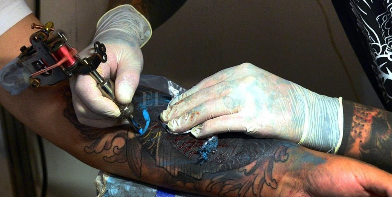 No permitirán el ascenso de policías con tatuajes mayores a 10 centímetros de diámetro