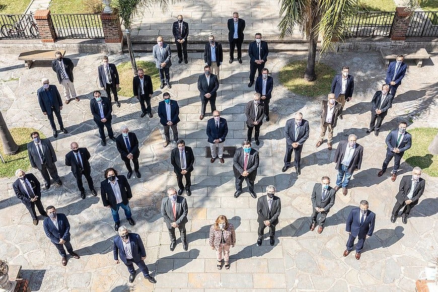 ELLITORAL_400816 |  Gentileza UNL Foto Familia. Rectores posaron para la tradicional postal de estos encuentros; durante la visita recorrieron el Museo de la Constitución de la ciudad.