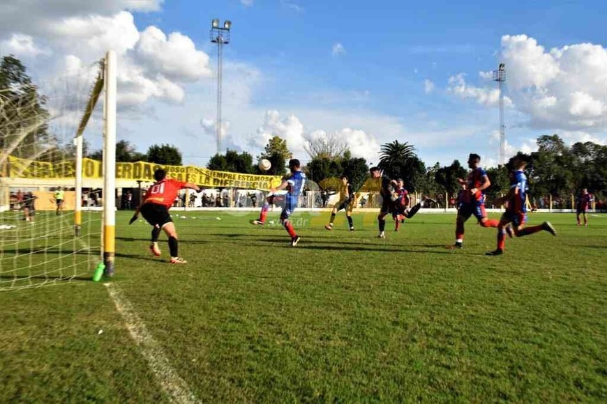 ELLITORAL_371149 | Sur24 De cabeza también vale. Topazio luego de errar el penal, anotó el gol.