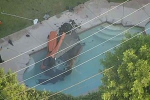 Gentileza Así quedó el auto en la pileta.