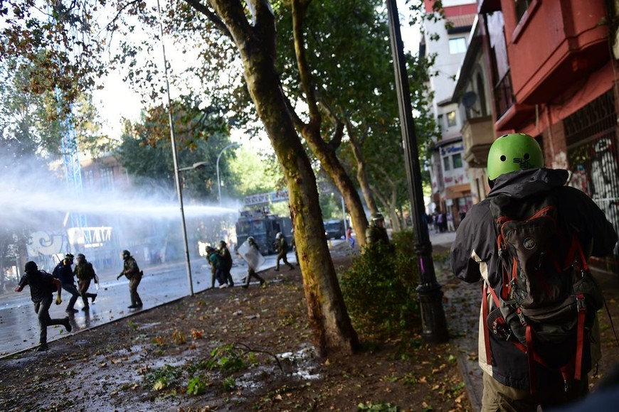 ELLITORAL_269074 |  AFP Demonstrators clash with security forces during the so-called 'Mourning March' in Santiago on November 01, 2019, to protest against the death of 23 people after more than ten days of civil unrest. - Chile's government met with opposition leaders Thursday in a fresh bid to end deadly protests that forced the country to abandon hosting two major economic and climate summits, but leftist parties poured scorn on the efforts. The unrest started with protests against a rise in transport tickets and other austerity measures and descended into vandalism, looting, and clashes between demonstrators and police. (Photo by Martin BERNETTI / AFP)
