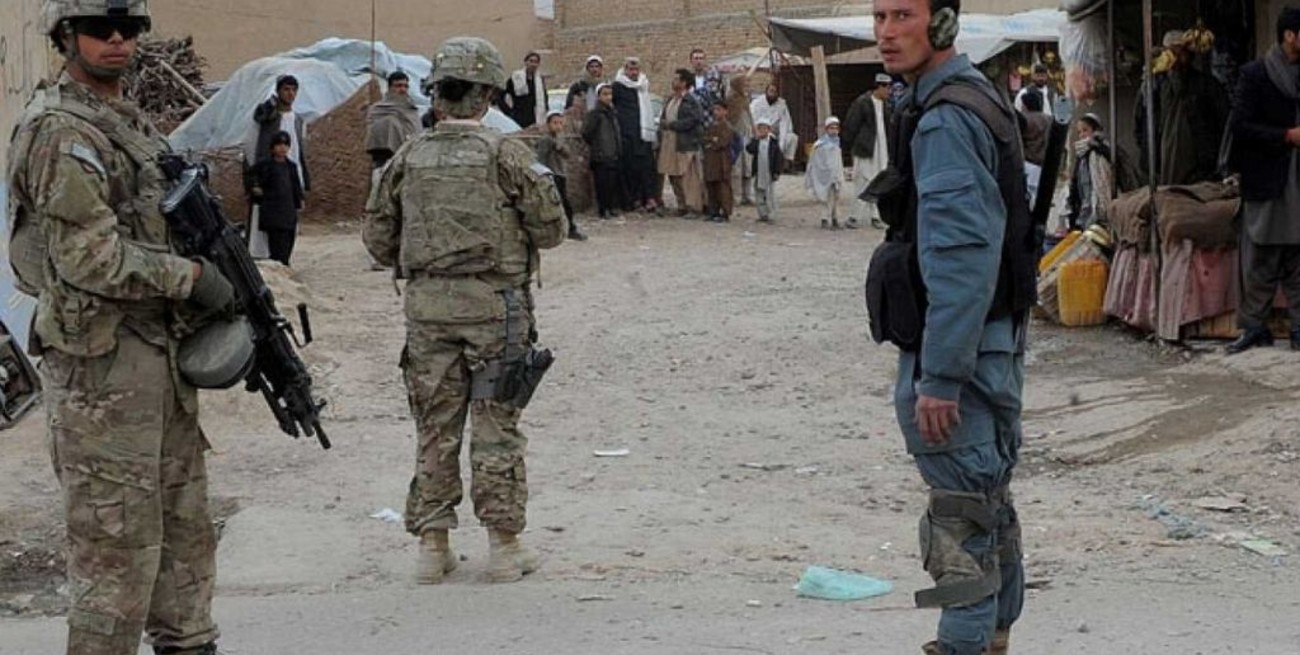 Mueren cerca de 20 policías y militares en dos atentados en el sur de Afganistán
