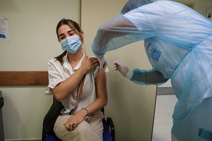 Archivo Una mujer recibe una dosis de la vacuna de Sinovac contra la covid-19 en Montevideo (Uruguay). EFE/Federico Anfitti/Archivo