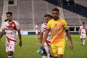 Matías Nápoli Sebastián Moyano saliendo del campo de juego de Vélez, luego de la derrota del domingo pasado, escoltado por Márquez e Insaurralde.