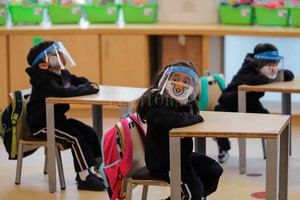 ELLITORAL_330017 |  Agencia Xinhua En Colombia, los alumnos van con máscaras de plástico a la escuela