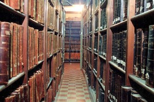 Archivo El Litoral Un pasillo entre anaqueles del Archivo santafesino.