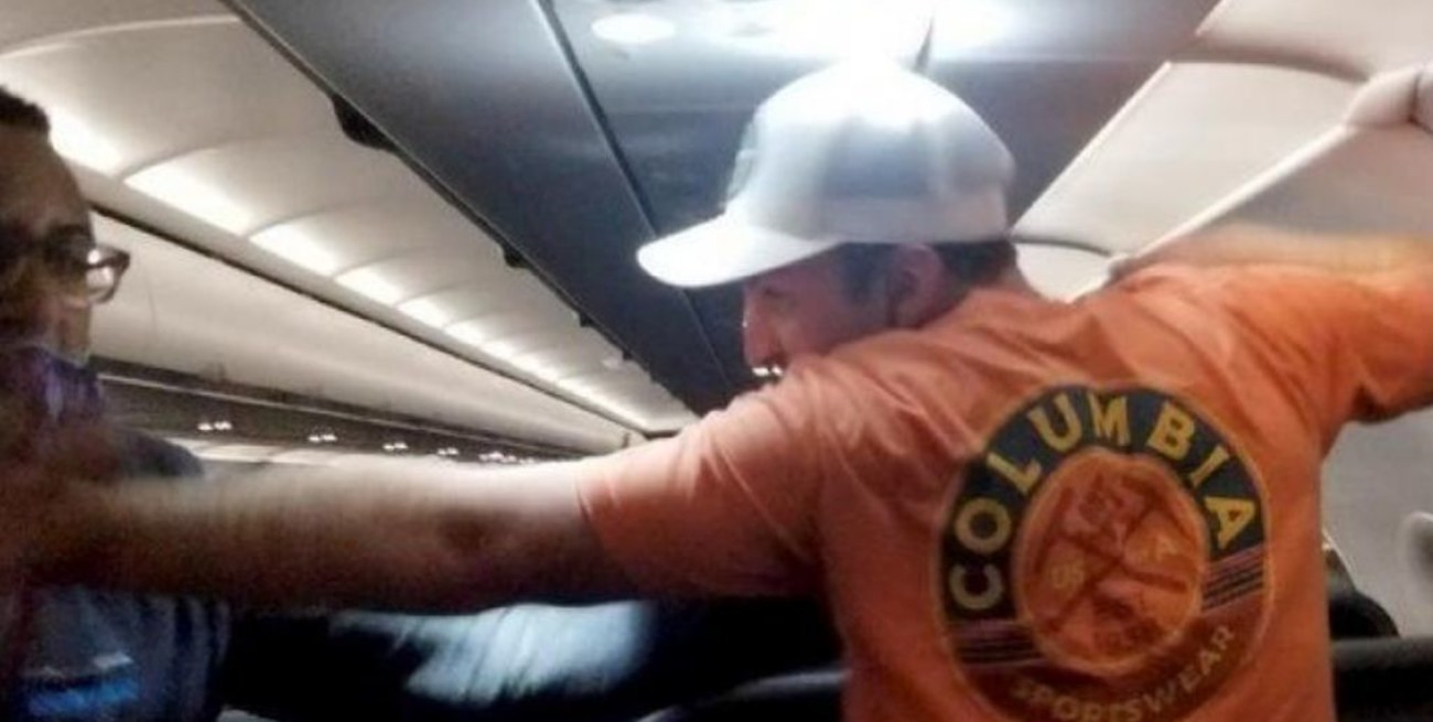 Video: un pasajero manoseó a las azafatas y lo ataron al asiento con cinta  adhesiva