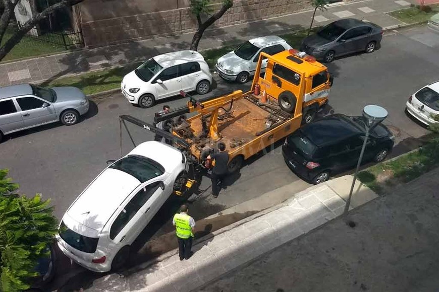 ELLITORAL_235680 |  Gentileza La grúa se lleva el auto que tapaba uno de los accesos al Cemafe.