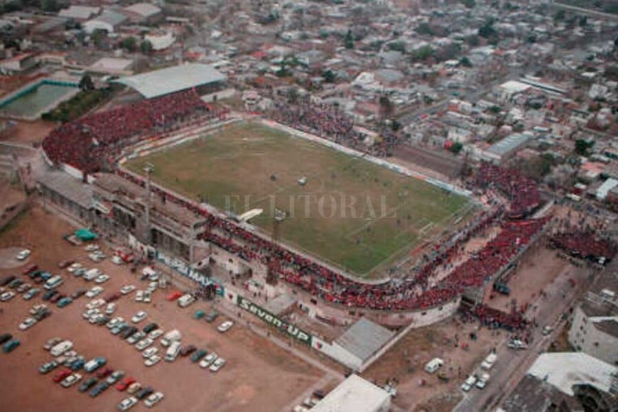 ELLITORAL_316513 |  Archivo El Litoral A cancha llena. Ese 29 de julio de 1995, el Brigadier Estanislao López repleto