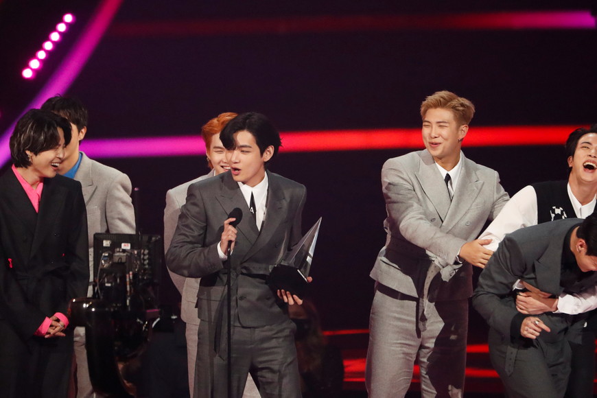 ELLITORAL_419702 |  REUTERS. BTS receives an award for Artist of the Year at the 49th Annual American Music Awards at the Microsoft Theatre in Los Angeles, California, U.S., November 21, 2021. REUTERS/Mario Anzuoni