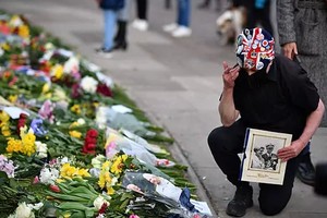 ELLITORAL_368947 |  AFP La gente acerca ofrendas florales al palacio de Windsor