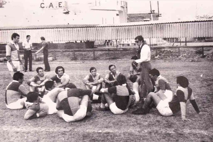 ELLITORAL_387483 |  Archivo Un sabio Hombre de Rugby. Alfredo, hablando con integrantes de la Primera División de El Quillá, en el entretiempo de un partido ante el Club Atlético Estudiantes de Paraná, en la capital entrerriana.