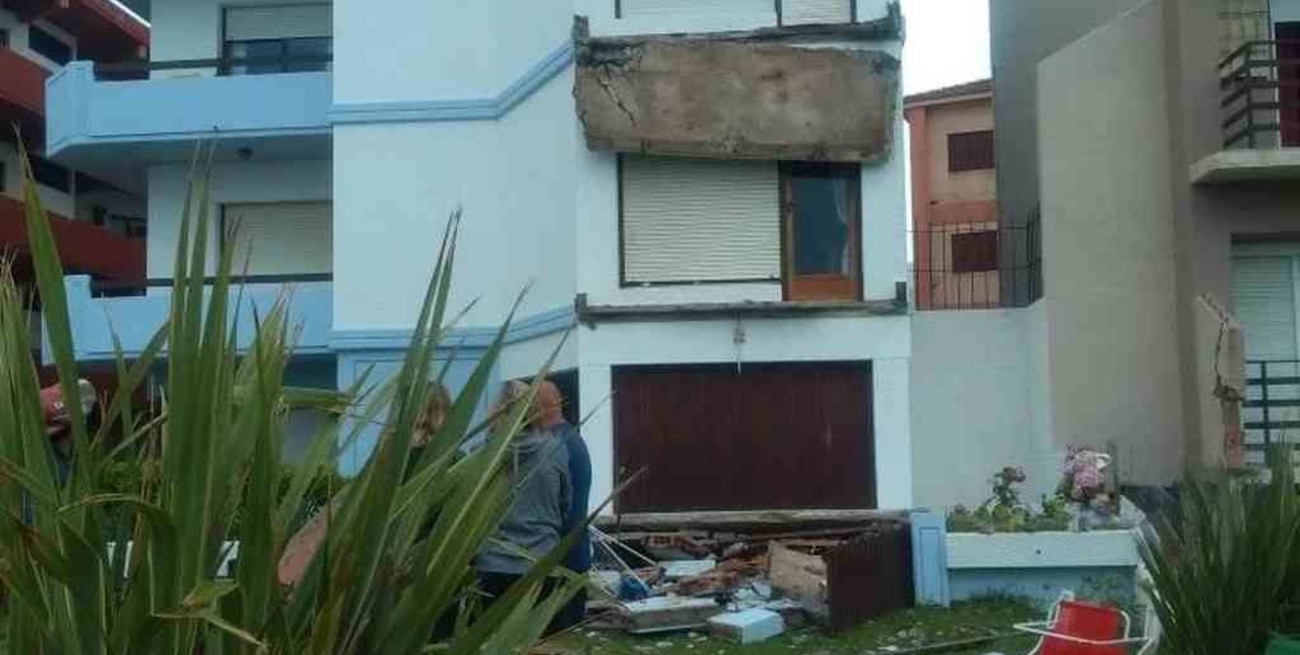 Se desmoronaron tres balcones de un edificio en Villa Gesell