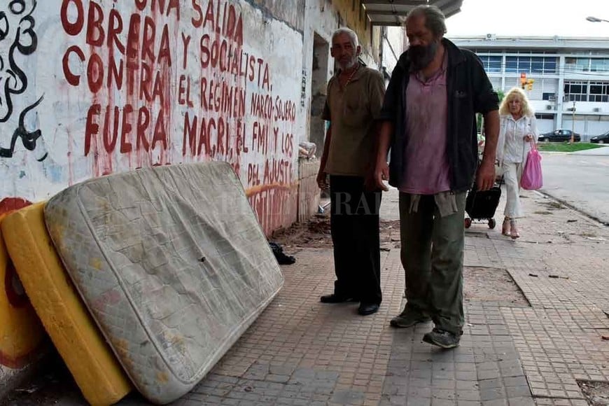 ELLITORAL_247327 |  Flavio Raina. Sin techo. En el entorno de la Terminal de Ómnibus, los indigentes se la rebuscan para dormir.