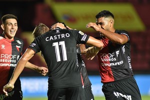 Mauricio Garín Figura y goleador. Alexis Castro festeja su gol con Escobar y Delgado. Con tres goles, es el máximo artillero del equipo.