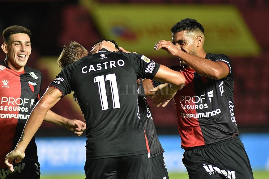 ELLITORAL_361056 |  Mauricio Garín Figura y goleador. Alexis Castro festeja su gol con Escobar y Delgado. Con tres goles, es el máximo artillero del equipo.