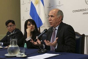 ELLITORAL_230944 |  NA Fontevecchia, Donda y Lorenzetti durante el evento  Fake news, política, derecho y periodismo