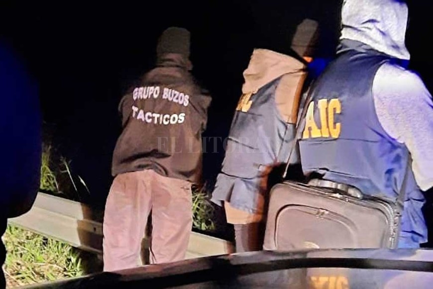 ELLITORAL_379447 | El Litoral Peritos e investigadores policiales trabajan en el lugar donde fue hallado Popi Perezlindo.