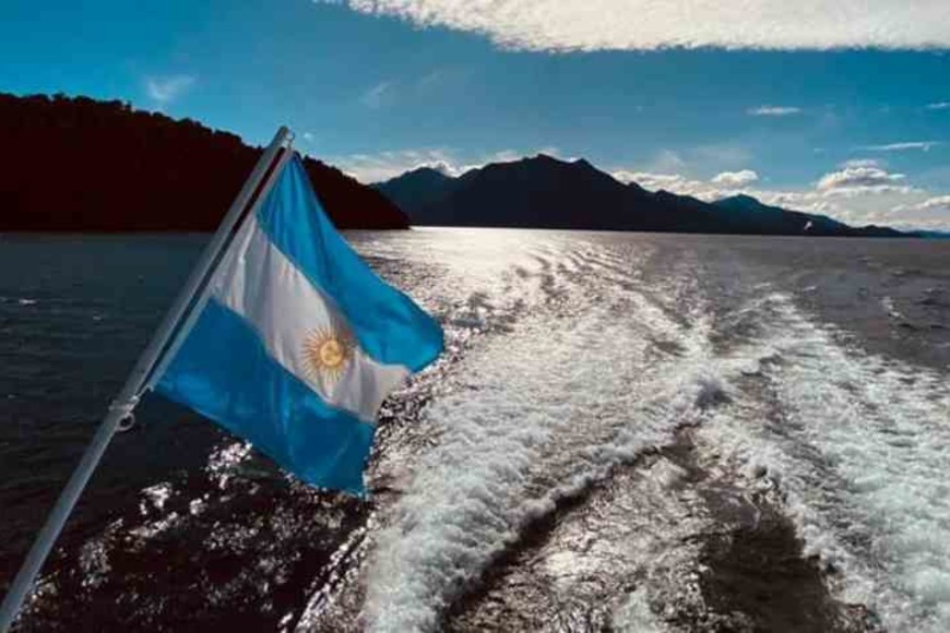 ELLITORAL_364025 |  Gentileza Vacaciones en Bariloche. Mi cumpleaños 11 de marzo, arriba de un catamarán camino a Puerto Blest. Nadie imaginaba lo que nos esperaba 9 días después. Tuvimos mucha suerte de poder llegar a casa sin problemas. Una anécdota: en el viaje le pedí a una persona que tomara mi celular para sacar una foto y me miro con cara rara e inmediatamente le pidió alcohol a su pareja. Me pareció una exageración pero hoy en día sin dudas hago lo mismo que esa persona .