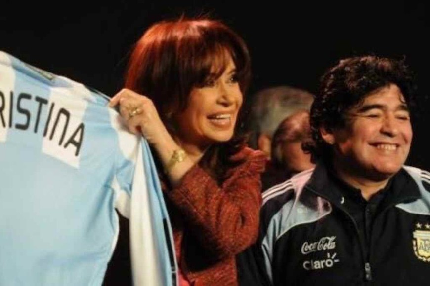 ELLITORAL_330932 |  Archivo ¿Se parecen? Macri comparó a Cristina con Maradona, haciendo alusión a su pasado como presidente de Boca.  La comparo en la irracionalidad, no en el talento  aclaró enseguida.