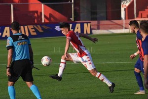 ELLITORAL_396702 | Mauricio Garín Control absoluto de la pelota y la mirada fija en ella. Ezequiel Cañete levantó mucho su nivel y, coincidentemente, también se elevó el nivel del equipo.