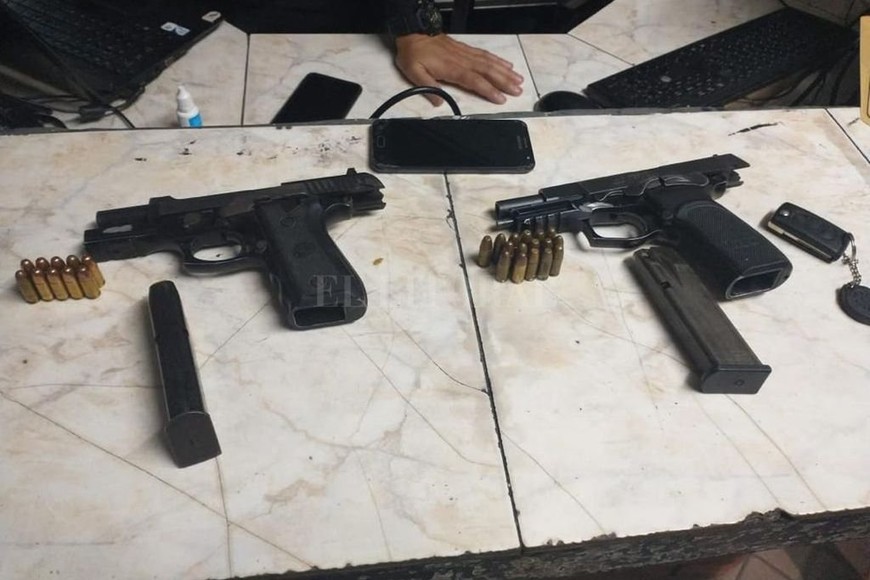 ELLITORAL_353224 |  El Litoral Las dos pistolas secuestradas, calibre 9 mm. tenían sus cargadores completos y su numeración  limada .