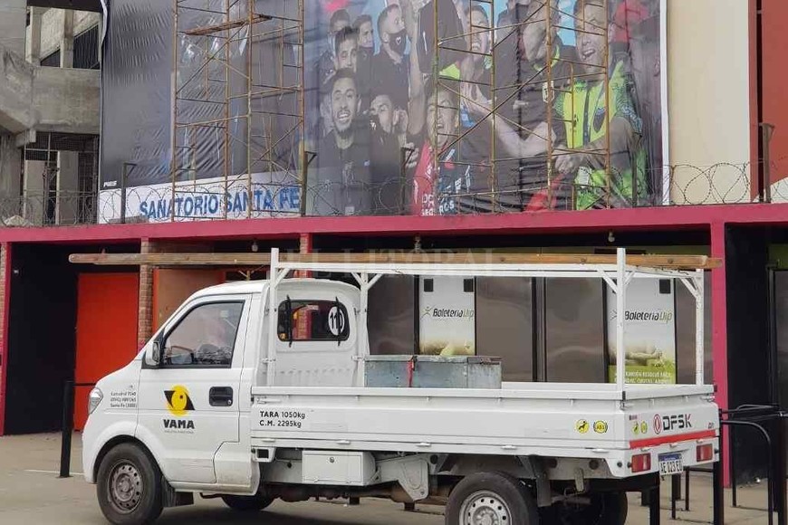 ELLITORAL_406137 |  Milagros Giménez Belotti La casa del Campeón. El cambio total de la marquesina en el Cementerio de los Elefantes, en las próximas horas el cuerpo técnico y los jugadores sabaleros van a posar allí para una foto institucional con el ingreso y la cancha como fondo.