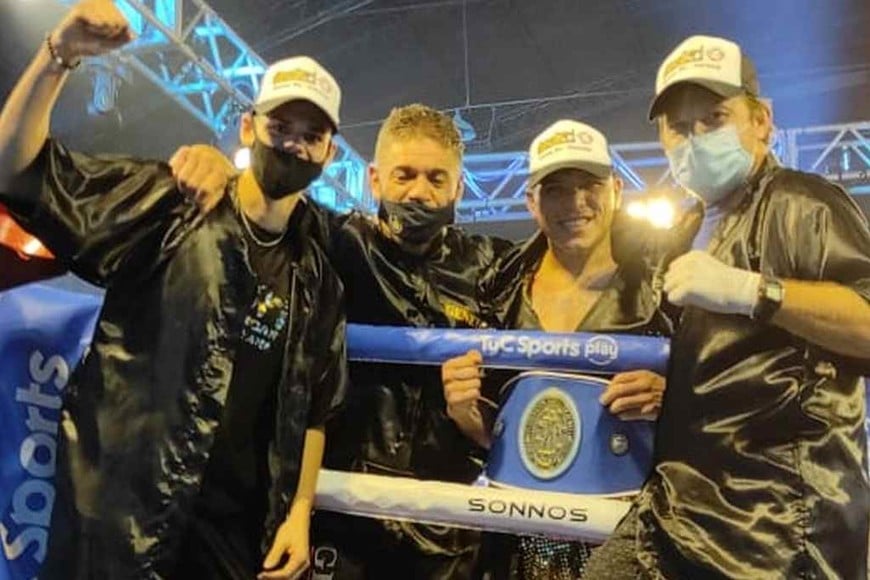 ELLITORAL_376356 |  Gentileza Daniel Alonso Equipo que trabaja, gana. Emiliano Pucheta ya ostenta su cinturón argentino mediano, por el que tanto trabajó, junto a su entrenador Daniel Alonso y los colaboradores Sergio Gualini y Tomás Alonso (hijo de Daniel).