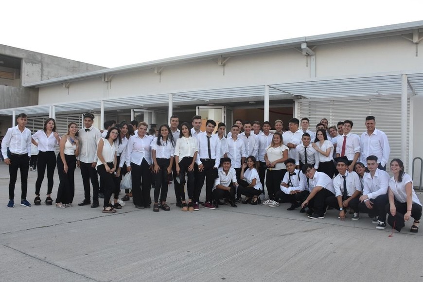 ELLITORAL_277703 |  Manuel Alberto Fabatia De gala. La  República Argentina  tuvo su primera promoción egresada en edificio  único y propio .