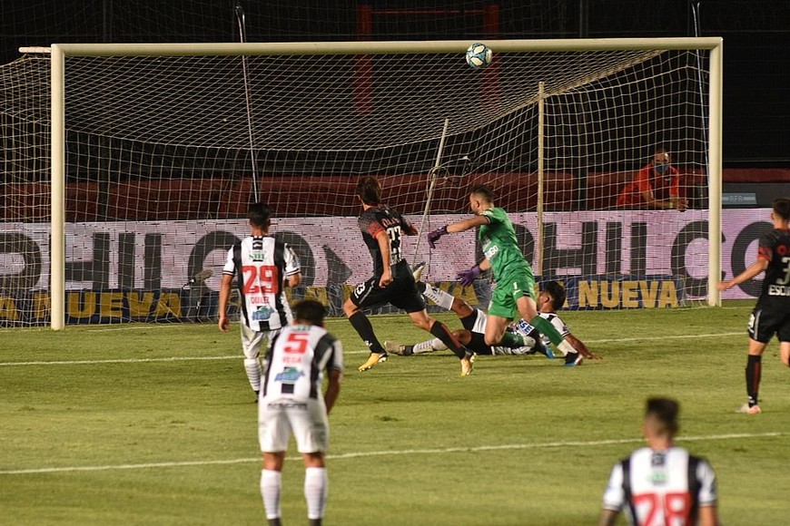 ELLITORAL_338124 |  Manuel Fabatía Esta pudo ser gol. Encaró Bernardi y remató por arriba de Sánchez, pero la pelota pegó en el travesaño y se fue afuera. Iba media hora. Antes la tuvo Morelo y también Escobar. El primer tiempo de Colón fue bueno y el resultado le quedó chico.