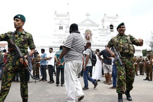 ELLITORAL_244797 |  Xinhua (190421) -- COLOMBO, 21 abril, 2019 (Xinhua) -- Fuerzas de seguridad montan guardia frente a la Iglesia de San Antonio donde se produjo una explosión en Colombo, Sri Lanka, el 21 de abril de 2019. Tras las múltiples explosiones que sacudieron el domingo distintos puntos de Sri Lanka dejando 192 muertos y más de 470 heridos, el Gobierno ha impuesto un toque de queda nacional, dijeron las autoridades locales. En total, ocho explosiones han azotado el país hasta el momento, seis de ellas registradas por la mañana y dos por la tarde. El toque de queda se ha impuesto desde las 18:00 del domingo hasta las 06:00 hora local del lunes.(Xinhua/A.Hapuarachchi) (ah)