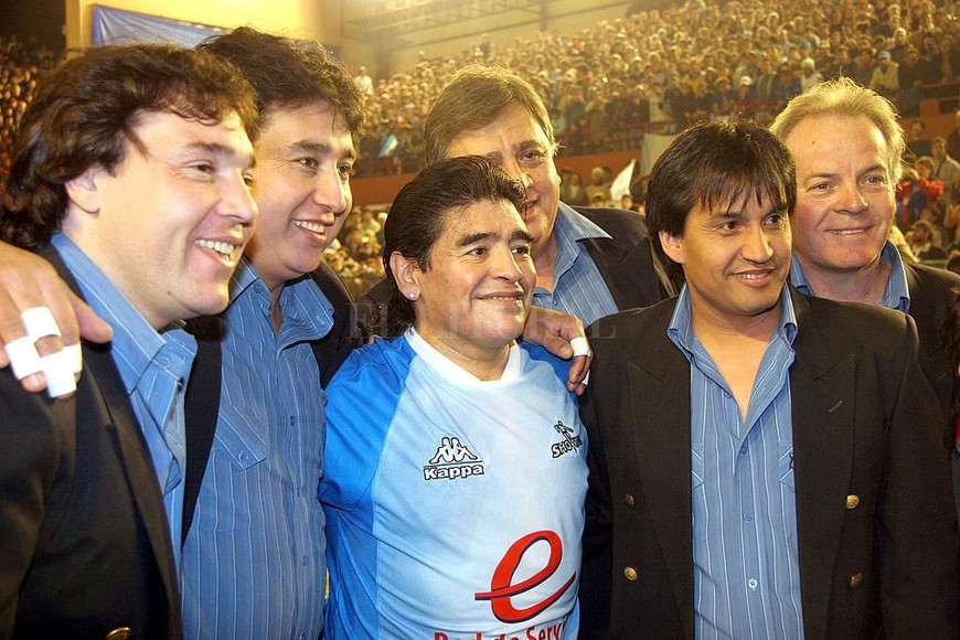ELLITORAL_340032 |  Archivo El Litoral Diego y Los Palmeras. Cuando Maradona entró al estadio de la Universidad Tecnológica, el grupo de cumbia lo recibió de sorpresa con  La Mano de Dios .