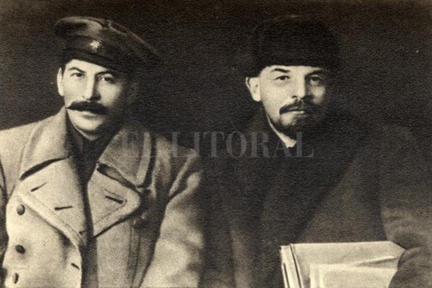 ELLITORAL_263846 |  Wikipedia Stalin (izquierda) fue el sucesor de Lenin (derecha) y gobernó la Unión Soviética hasta su muerte en 1953