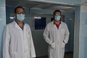 Flavio Raina Carlos Martínez y Abel Galindo, jefe y subjefe, respectivamente, del Servicio de Neurología del Hospital José María Cullen. Ambos integran la Asociación de Neurología de Santa Fe (Galindo como presidente y Martínez en el área académica).