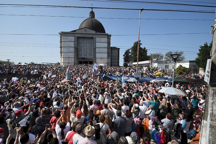 ELLITORAL_399003 |  Juan Jose Garcia El registro gráfico es de hace 4 años, antes de la pandemia. La congregación de feligreses en la Basílica de San Nicolás siempre es multitudinaria.