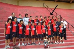 El Litoral Vigo, tercero de derecha a izquierda en la fila de arriba cuando transitaba las inferiores de Colón.