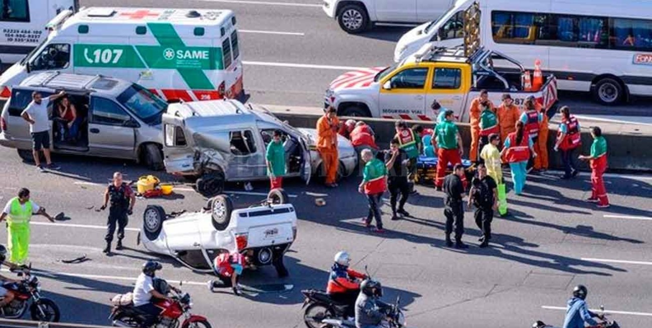 Impresionante vuelco dejó ocho heridos en la ciudad de Buenos Aires