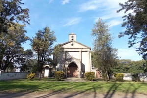 El Litoral/Archivo En un extremo de la plaza se ubica la iglesia de Santa Matilde, declarada monumento histórico comunal en el año 1999. El templo de pueblo construida en el año 1891, fue ampliada gracias al apoyo de los vecinos en 1928.