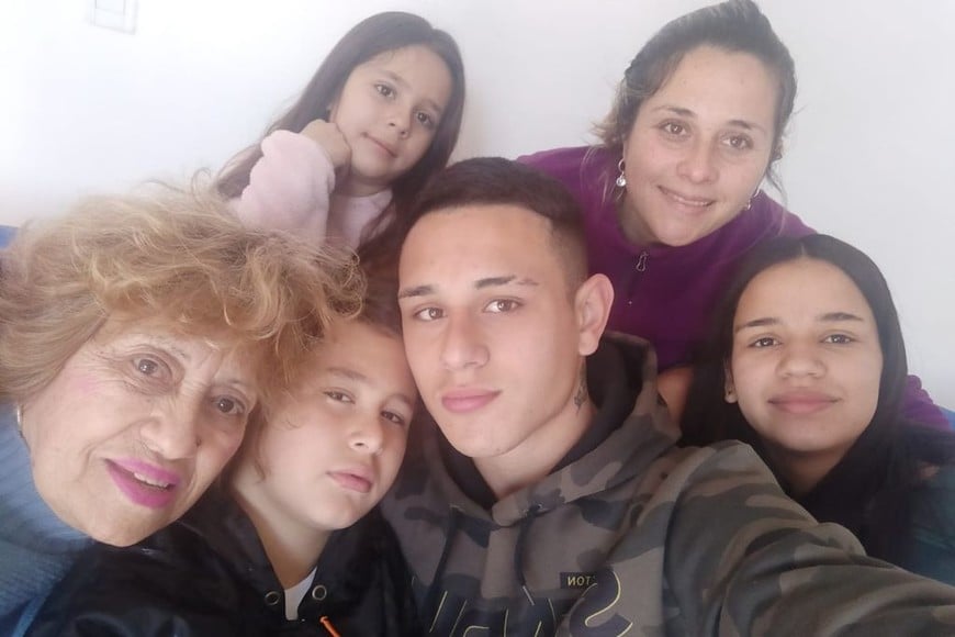 ELLITORAL_394110 | Gentileza La familia de Agustín ayer en Paraná: Ana María (abuela), Valeria (mamá), Milagros (su novia), Ana Paula y Valentino (Hermanos).
