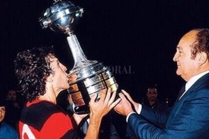 ELLITORAL_272329 |  Captura digital Zico levanta la Libertadores en 1981. Esa era la única vez que Flamengo la había ganado, hasta este sábado ante River.