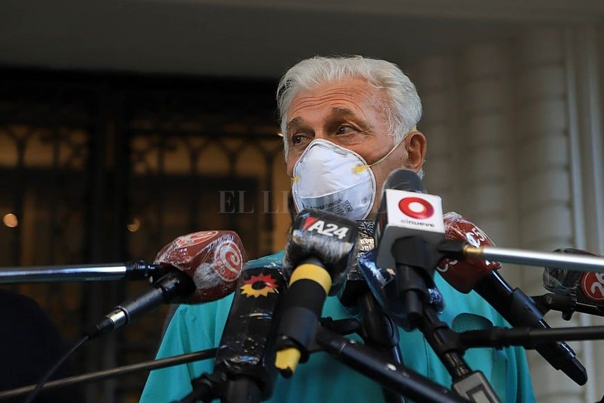 ELLITORAL_327009 |  NA/José Luis Perrino El medico Pedro Ferraina da el parte de salud del ex presidente Mauricio Macri quien fue intervenido este martes en el sanatorio Otamendi.
