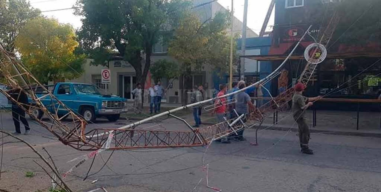 Se desplomó una antena de una FM en pleno centro de El Trébol