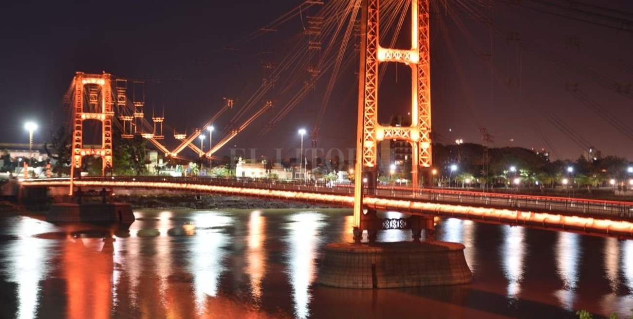 El Puente Colgante se iluminó de naranja por el Día de la Psoriasis